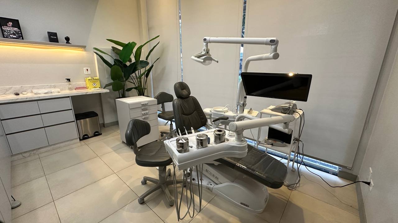 Consultório odontológico equipado com tecnologia de ponta